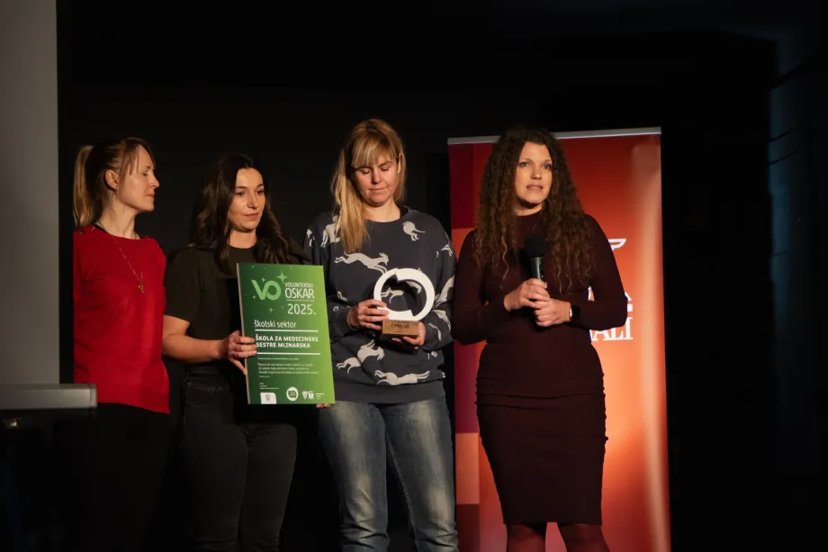 Četiri ženske osobe s volonterskom nagradom školskom sektoru, Školi za medicinske sestre Mlinarska iz Zagreba