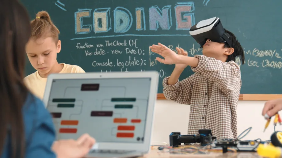 Dječak s VR naočalama ulazi u metaverzum, dok djevojčica programira obrazovnu logiku sustava kodiranja.