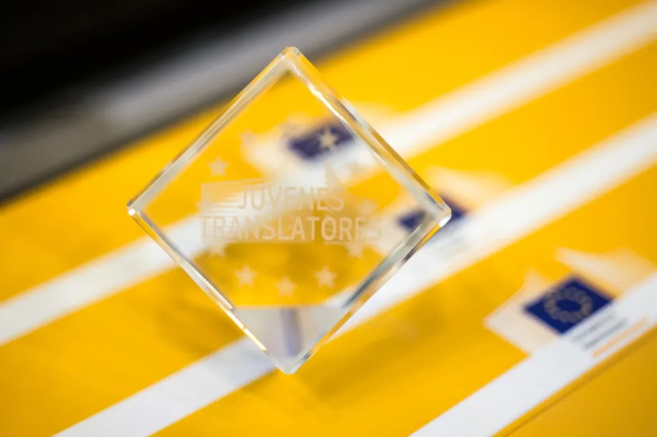 Kristalna kocka s natpisom Juvenes Translatores - nagrada koju Europska komisija dodjeljuje mladim prevoditeljimamlade prevoditelje