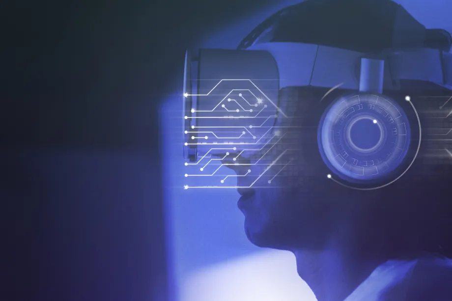 Muškarac nosi VR naočale i koristi pametnu tehnologiju